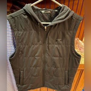 Travis Mathew men’s full zip Black Textured vest w/hoodie. Medium. Black w/logos